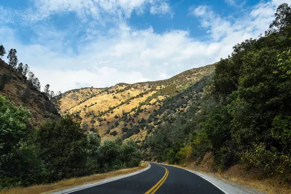 Mariposa 'dan Yosemite Vadisi, California' ya kadar 140.