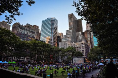 Bryant Park 'ın Çimlerinde Yaz Öğleden Sonra - Manhattan, New York