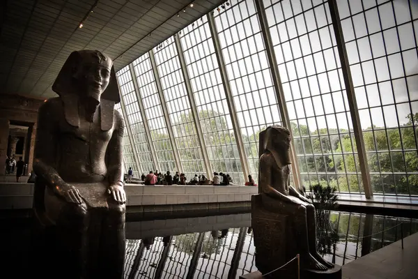 Dendur Tapınağı 'ndaki Yansıyan Havuz' un yanındaki Mısır Heykelleri, Metropolitan Sanat Müzesi 'nin (Met) Çuval Kanadı - Manhattan, New York