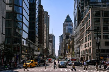 Trafik ve yayalar Manhattan 'ın 8. caddesini bir yaz günü geçiyorlar - New York City, ABD