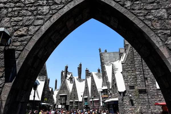 Hollywood Universal Stüdyoları, Los Angeles, Kaliforniya 'daki Harry Potter' ın Büyücülük Dünyası 'ndaki Kalabalıklı Hogsmeade Köyüne Giriş