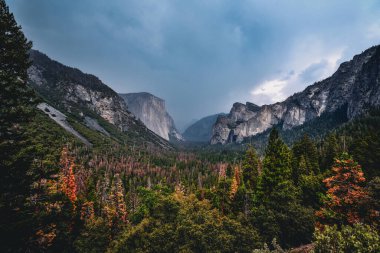 Bulutlu bir günde Yosemite Ulusal Parkı 'nın Güzel Tünel Manzarası - Kaliforniya, ABD