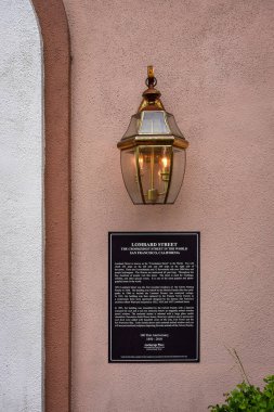 1033 Lombard Sokağı, San Francisco, Kaliforniya Cephesi 'nde Bilgilendirici İşaret