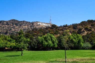 Los Angeles, Kaliforniya 'daki Lake Hollywood Park' tan Hollywood tabelasının görüntüsü