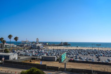 Santa Monica Eyalet Plajı ve İskelesi bir yaz günü Palisades Park 'tan Los Angeles, Kaliforniya' da görüldü.