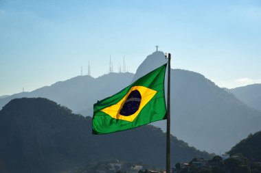 Arkaplanda Corcovado Dağı olan Brezilya Bayrağı Rio de Janeiro, Brezilya