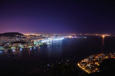 Morro da Urca 'dan Guanabara Körfezi ve Rio de Janeiro Skyline Gece Manzarası - Brezilya