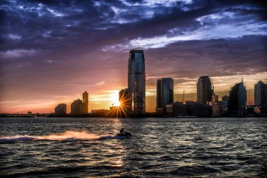 Hudson Nehri üzerinde rüya gibi bir gün batımı Ufuk üzerinde Jersey City Skyline - Manhattan, New York