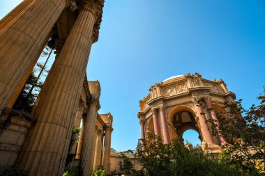 Güzel Sanatlar Sarayı 'nın Düşük Açı Manzarası Colonnade ve Rotunda - San Francisco, California