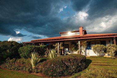Moody Skies, Itaipava, Rio de Janeiro, Brezilya Altında Güzel Bir Kır Evi ve Bahçesi 'ni aydınlatan gün ışığı