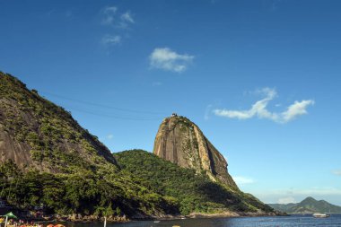 Güneşli bir günde Praia Vermelha 'dan görülen Sugarloaf Dağı - Urca, Rio de Janeiro, Brezilya