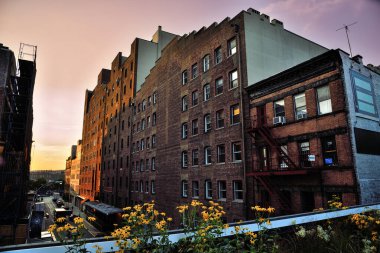 Sunset View High Line Park 'tan Chelsea Mahallesi' ndeki eski Baker ve Williams Deposu 'na - Manhattan, New York