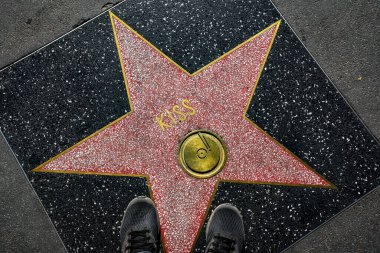 Hollywood Şöhret Yolu 'nda Kiss Star' ın yanında Los Angeles, Kaliforniya