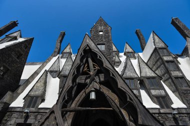 Hollywood Universal Stüdyoları 'ndaki Wizarding World of Harry Potter bölgesindeki Üç Süpürge Restoranı Cephesi Los Angeles, Kaliforniya