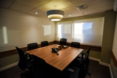 Ofis Toplantı Odasında Bir Kare Konferans Masası