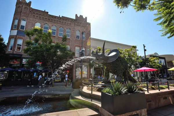 Santa Monica 'da Üçüncü Cadde Gezinti Alanı' ndaki Ünlü Dinozor Çeşmeleri - Los Angeles, Kaliforniya