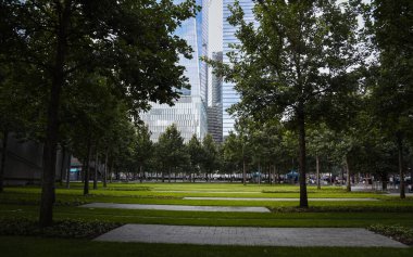 Ulusal 11 Eylül Anıtı ve Müzesi 'nin önündeki park. Arka planda One World Trade Center - Manhattan, New York
