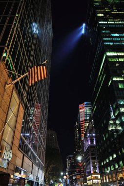 Altıncı Cadde 'deki binaların düşük açılı görüntüsü. Manhattan, New York.