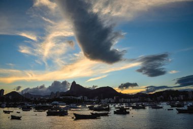 Corvocado Dağı ve Guanabara Körfezi üzerinde dramatik Günbatımı Gökyüzü - Mureta da Urca, Rio de Janeiro, Brezilya