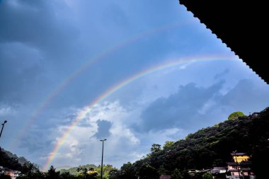 Itaipava Tepeleri üzerinde bir Çifte Gökkuşağı Rio de Janeiro, Brezilya