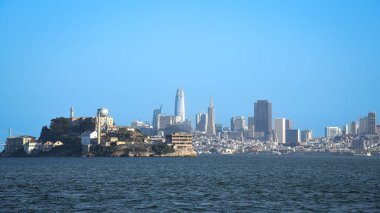 Alcatraz Adası ve San Francisco Skyline Körfezdeki bir tekneden görüldü.