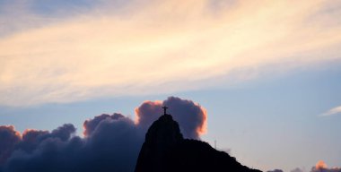 Corcovado Dağı 'nın tepesindeki İsa Heykeli Güzel Günbatımı Gökyüzüne karşı Rio de Janeiro, Brezilya