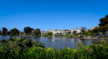 Pond 'un karşısındaki evlerin panoramik görüntüsü Güzel Sanatlar Sarayı - Marina Bölgesi, San Francisco, California