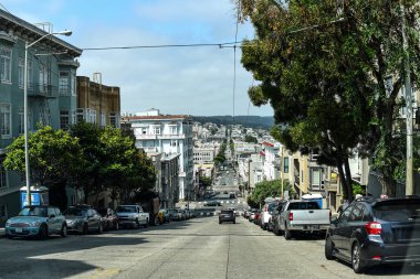 Telegraph Hill, San Francisco, California 'ya doğru Lombard Caddesi' nin düz bölümünün görüntüsü