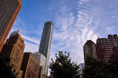 Aşağı Manhattan 'daki diğer binalar arasında 50 Batı Caddesi' nin Sokak Seviyesi Manzarası - New York, ABD