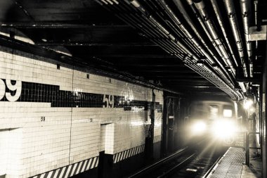 New York metrosundan bir hızlı tren yaklaşıyor.