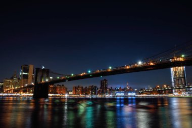 East River üzerindeki Aydınlanmış Brooklyn Köprüsü 'nün Gece Manzarası - Manhattan, New York