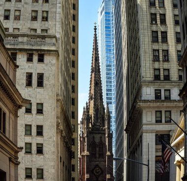 Trinity Kilisesi, New York, Aşağı Manhattan 'daki modern gökdelenlerin ortasında.