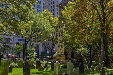 Astor Cross Anıtı, New York, Manhattan 'daki Trinity Kilisesi' nin mezar taşları arasındaydı.