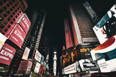 Times Meydanı - Manhattan, New York City Binaları Arasında Canlı Billboardların Gece Görüşü