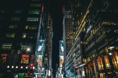 Batı 42. Cadde Gece Manzarası Satış Gücü ve Bank of America Kuleleri ile 6. Cadde - Manhattan, New York City kavşağında