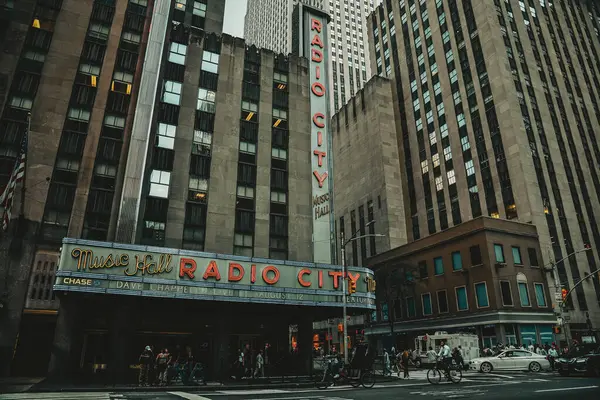 Altıncı Cadde 'deki Iconic Radio City Music Hall, Dave Chappelle' in 12 Ağustos 2017 - Manhattan, New York