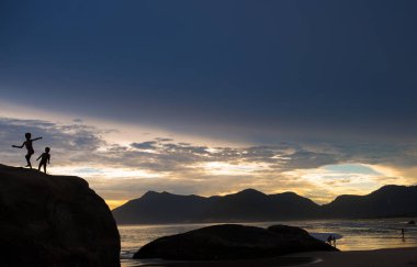 Abrico Sahili 'nde Günbatımında Siluetli Çocuklar Rio de Janeiro, Brezilya