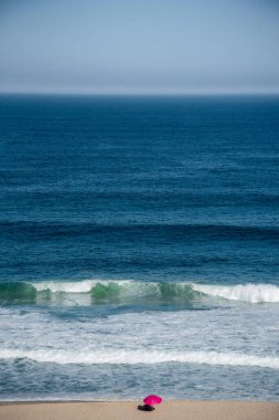 Rio de Janeiro, Brezilya sahilinde Yalnız Pembe Şemsiye