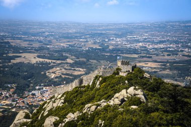 Portekiz, Sintra 'daki Pena Palace' dan izlenen Moors Kalesi.