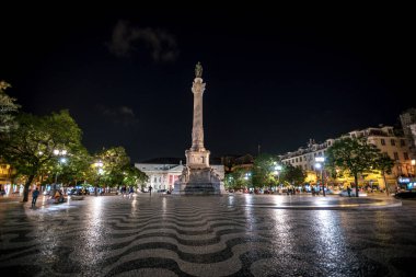 Kral 4. Pedro Anıtı ile Rossio Meydanı Gece Manzarası - Lizbon, Portekiz