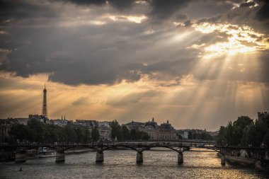 Eyfel Kulesi üzerinde güzel bir günbatımı, Pont des Arts, Seine Nehri ve Orsay Müzesi - Paris, Fransa