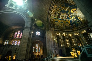 Montmartre, Fransa 'daki Sacre-Coeur Bazilikasının Sunağı' nı aydınlatan gün ışığı