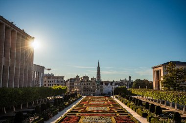 Mont des Arts Garden 'dan gün batımı görüntüsü ve arka planda Belediye Binası Spire - Brüksel, Belçika
