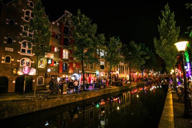 De Wallen Kanalları boyunca gece hayatı (Kırmızı Işık Bölgesi) - Amsterdam, Hollanda