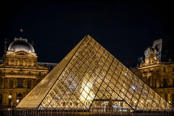 Louvre Piramidi ve Müzesi Gece Paris, Fransa