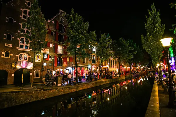 stock image Nightlife along the Canals of De Wallen (Red Light District) - Amsterdam, Netherlands