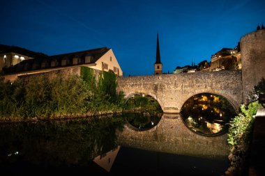 Akşam manzarası Pont du Stierchen ve Grund Bölgesindeki Neumunster Manastırı - Lüksemburg Şehri