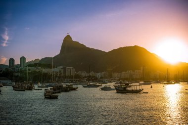 Huzurlu Günbatımı Sahnesi Mureta da Urca 'dan Corcovado Dağı manzaralı - Rio de Janeiro, Brezilya