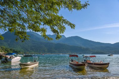 Idyllic View of Boats Ilha Grande 'nin Sakin Sahillerine yanaştı - Rio de Janeiro, Brezilya