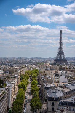 Bir Yaz Günü Zafer Takı 'ndan Eyfel Kulesi ve Paris Şehir manzarası